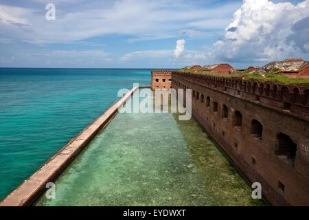 Douves entourant Fort Jefferson, Dry Tortugas National Park, Florida, United States of America Banque D'Images