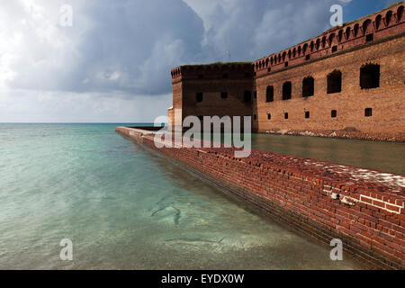 Mur de brique entourant les douves à l'extérieur du fort Jefferson, Dry Tortugas National Park, Florida, United States of America Banque D'Images