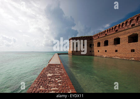 Mur de brique entourant les douves à l'extérieur du fort Jefferson, Dry Tortugas National Park, Florida, United States of America Banque D'Images