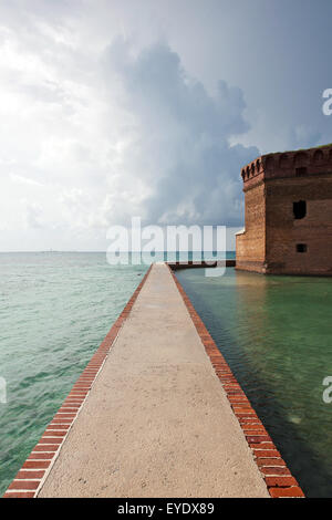 Mur de brique entourant les douves à l'extérieur du fort Jefferson, Dry Tortugas National Park, Florida, United States of America Banque D'Images