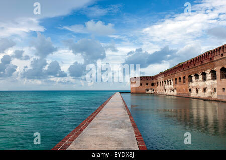 Mur de brique entourant les douves à l'extérieur du fort Jefferson, Dry Tortugas National Park, Florida, United States of America Banque D'Images