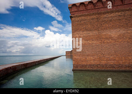 Mur de brique entourant les douves à l'extérieur du fort Jefferson, Dry Tortugas National Park, Florida, United States of America Banque D'Images