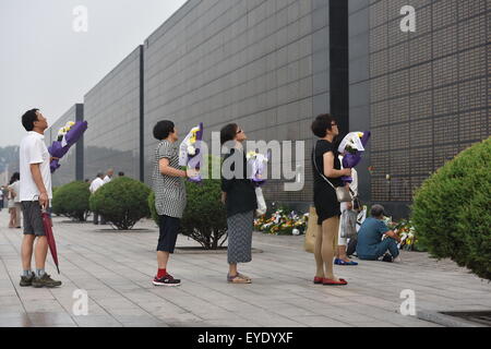 Tangshan, Province de Hebei en Chine. 28 juillet, 2015. Les citoyens prennent des fleurs pour le mur commémoratif portant des noms des victimes de la tremblement de terre de 1976 à Tangshan, Province de Hebei en Chine du nord, le 28 juillet 2015. Les résidents locaux sont venus à la Memorial Park, mardi, pour commémorer le 39e anniversaire de la Tangshan séisme. Credit : Ascott Li/Xinhua/Alamy Live News Banque D'Images