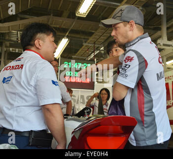 Casey Stoner, le 25 juillet 2015, Suzuka, Mie, Japon : Casey Stoner de Honda MuSASHi RT parle avec son pit crew avant 2015, les 8 heures de Suzuka Championnat du Monde FIM d'Endurance à Suzuka Circuit dans la préfecture de Mie, au Japon le 25 juillet 2015. © AFLO/Alamy Live News Banque D'Images