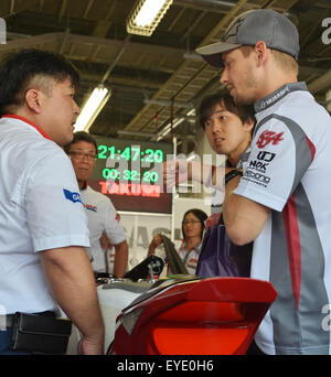 Casey Stoner, le 25 juillet 2015, Suzuka, Mie, Japon : Casey Stoner de Honda MuSASHi RT parle avec son pit crew avant 2015, les 8 heures de Suzuka Championnat du Monde FIM d'Endurance à Suzuka Circuit dans la préfecture de Mie, au Japon le 25 juillet 2015. © AFLO/Alamy Live News Banque D'Images