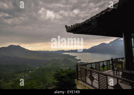 Batur volcano paysage pluie sur l'île de Bali, Indonésie Banque D'Images