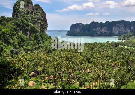 Perfect tropical bay sur Railay Beach à Krabi Thaïlande , l'Asie. Banque D'Images