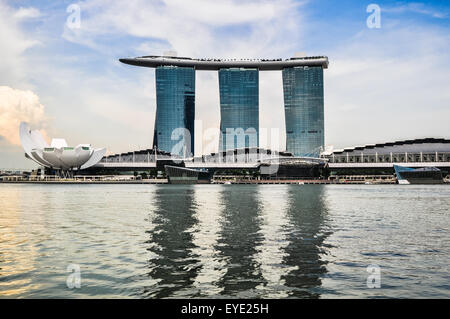 Singapour, Singapour - Mars 31, 2011 : Le Marina Bay Sands Resort Hotel on Mar 31, 2011 à Singapour. C'est une M... Banque D'Images