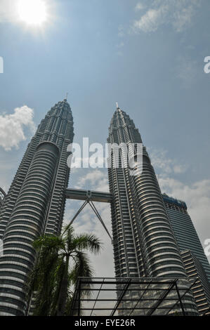 Kuala Lumpur, Malaisie - AVRIL 10,2011 : vue générale de Petronas Twin Towers on Apr 10, 2011 à Kuala Lumpur, Malaisie. La towe Banque D'Images