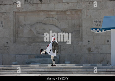 Pas d'oie garde grec tenant un fusil à canon garde le soldat inconnu monument à la place de Syntagma, le centre d'Athènes, Grèce Banque D'Images