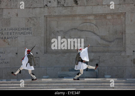 Goose stepping-gardes grec holding rifle armes sur le soldat inconnu monument à la place de Syntagma, le centre d'Athènes, Grèce Banque D'Images