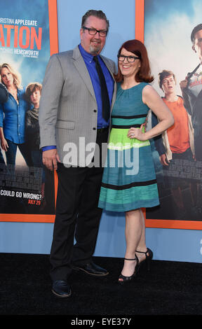 Westwood, Californie, USA. 27 juillet, 2015. Kate Flannery & Chris Haston arrive pour la première du film 'vacances' au Village Théâtre. Credit : Lisa O'Connor/ZUMA/Alamy Fil Live News Banque D'Images