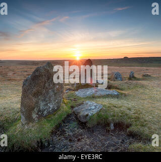 Magnifique coucher de soleil sur le cercle de pierre Stannon sur Bodmin Moor en Cornouailles Banque D'Images