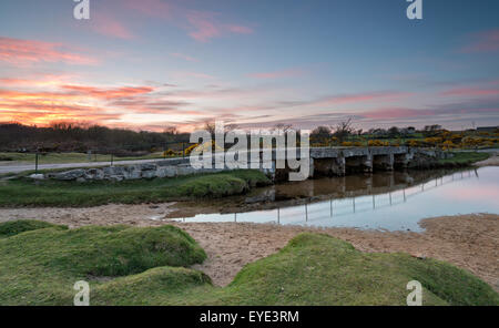 Magnifique coucher de soleil sur la rivière de Lank à St Breward sur Bodmin Moor en Cornouailles Banque D'Images