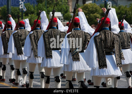 Costume détails ornementaux et des kilts de marching Evzones après la fin d'une cérémonie au centre d'Athènes, place Syntagma, la Grèce. Banque D'Images