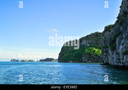 Paysage pittoresque sur la mer. La baie d'Ha Long, Vietnam 2011 Banque D'Images