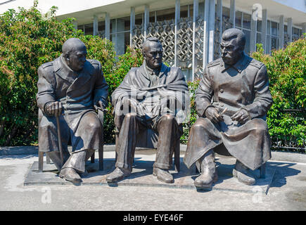 Yalta, RUSSIE - 3 juillet : inauguration du monument en l'honneur du 70e anniversaire de la Conférence de Yalta, les dirigeants de la 'Big Three', qui a eu lieu à la palais de Livadia à partir de 4 - 11 février 1945. 2015 Banque D'Images