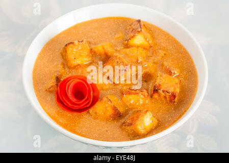 Gros plan du délicieux beurre masala paneer indien tomate garnie de Peel. Il est préparé à l'aide de paneer (fromage blanc). Banque D'Images