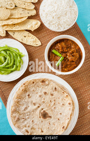 Vue supérieure de l'Indian mutton rogan josh repas avec riz et chapati. Ce chaud épicé plat du Cachemire utilise piment rouge. Banque D'Images