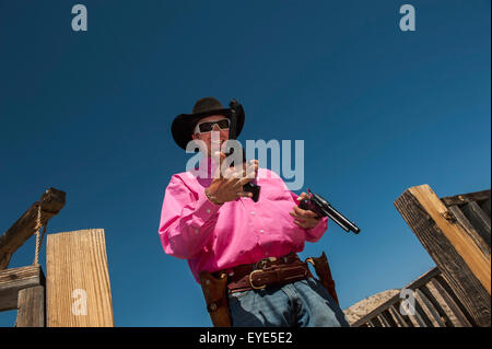 Action Cowboy tirer à Lajitas Resort, Big Bend National Park et Big Bend State Park, South West Texas, États-Unis Banque D'Images