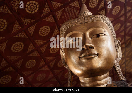 Tête de Bouddha en bronze à Wat Jong Kham Kyaing Tong, l'État Shan, Myanmar, Golden Triangle Banque D'Images