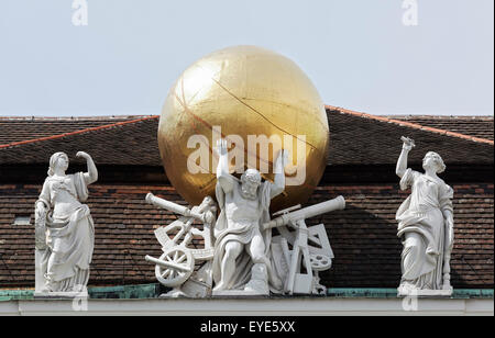 La réalisation de l'Atlas du Ciel sur ses épaules, des figures mythologiques sur le toit de la Bibliothèque nationale, Grüner Markt, Vienne Banque D'Images