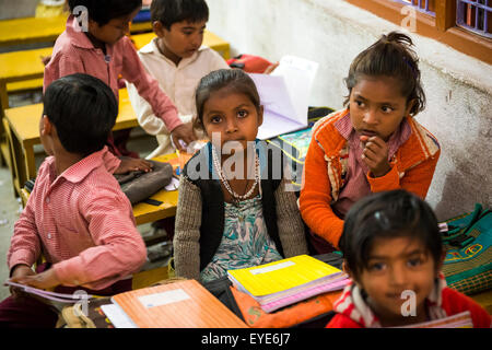 Les jeunes enfants dans la salle de classe à la Lal Bihari Memorial Public School dans l'ancien village de Khajuraho, Madhya Pradesh, Inde Banque D'Images