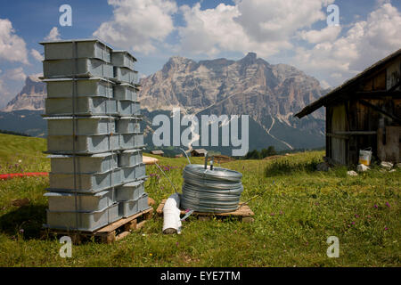 Les matières aux fins de drainage dans l'instillation Pralongià San Cassiano-St ci-dessus. Kassian dans les Dolomites, le Tyrol du sud, Italie du nord. En hiver, l'Pralongià meadows sont le coeur de l'Alta Badia ski du domaine. Banque D'Images