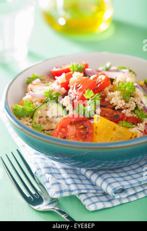 Salade de couscous en bonne santé avec le poivre tomates oignon courgettes Banque D'Images