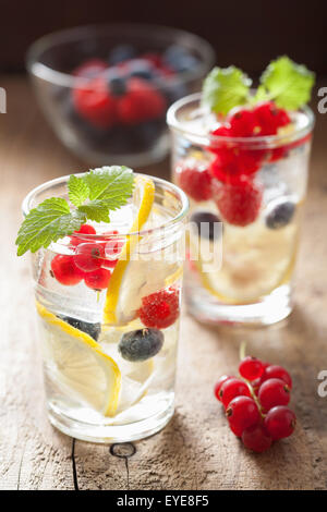 Limonade d'été avec berry et citron Banque D'Images