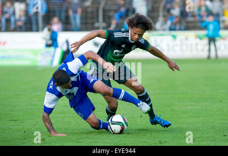 Gütersloh, Allemagne. 27 juillet, 2015. Le Schalke Leroy Sane (r) et Porto's Maxi Pereira en concurrence pour la balle lors d'un match amical entre le club de football allemand FC Schalke 04 et le FC Porto du Portugal à Gütersloh, Allemagne, 27 juillet 2015. Photo : GUIDO KIRCHNER/dpa/Alamy Live News Banque D'Images