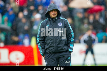 Gütersloh, Allemagne. 27 juillet, 2015. L'entraîneur de Schalke Andre Breitenreiter photographié lors d'un match amical entre le club de football allemand FC Schalke 04 et le FC Porto du Portugal à Gütersloh, Allemagne, 27 juillet 2015. Photo : GUIDO KIRCHNER/dpa/Alamy Live News Banque D'Images