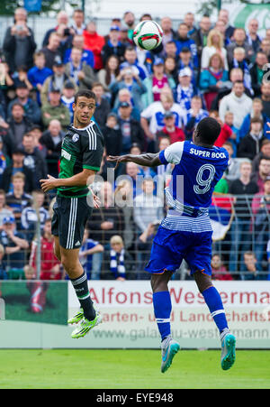 Gütersloh, Allemagne. 27 juillet, 2015. Schalke est Franco Di Santo (l) et Porto, Vincent Aboubakar en concurrence pour la balle lors d'un match amical entre le club de football allemand FC Schalke 04 et le FC Porto du Portugal à Gütersloh, Allemagne, 27 juillet 2015. Photo : GUIDO KIRCHNER/dpa/Alamy Live News Banque D'Images