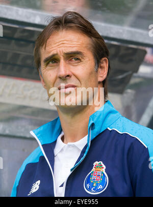 Gütersloh, Allemagne. 27 juillet, 2015. Le formateur de Porto Julen Lopetegui en photo lors d'un match amical entre le club de football allemand FC Schalke 04 et le FC Porto du Portugal à Gütersloh, Allemagne, 27 juillet 2015. Photo : GUIDO KIRCHNER/dpa/Alamy Live News Banque D'Images