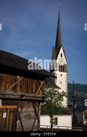 L'architecture typique de l'église et le bois d'Dolomites grange dans Leonhard-St Leonardo, un village de Dolomites Tyrol du sud, Italie. Banque D'Images