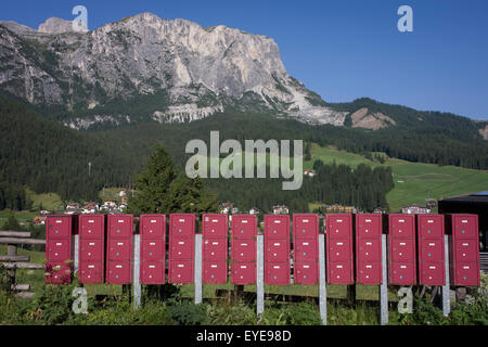 Boîtes aux lettres à l'extérieur rose une école de village dans Leonhard-St Leonardo, un village de Dolomites Tyrol du sud, Italie. Banque D'Images