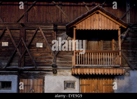 Grange de bois typique du Tyrol dans Leonhard-St architecture Leonardo, un village de Dolomites Tyrol du sud, Italie. Banque D'Images