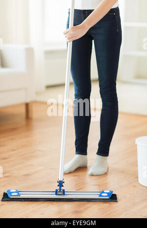 Close up of woman with mop nettoyage planchers à la maison Banque D'Images