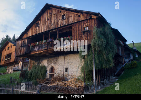 Architecture d'une grande grange typique du Tyrol dans Pransasores, un hameau Dolomites Tyrol du sud, Italie. Banque D'Images