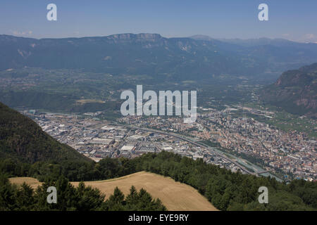 Vu de Colle-Kohlern Lookout Tower, un paysage aérien du Tyrol du sud de l'Italie du nord Ville de Bozen-Bolzano. Banque D'Images