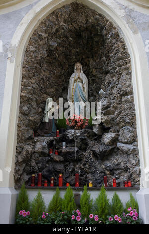 Vierge Marie de culte dans le kloister de San Michele dans la ville frontière de Brixen-Bressanone au Tyrol du Sud. Banque D'Images