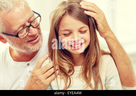 Grand-père avec sa petite-fille pleurer à la maison Banque D'Images