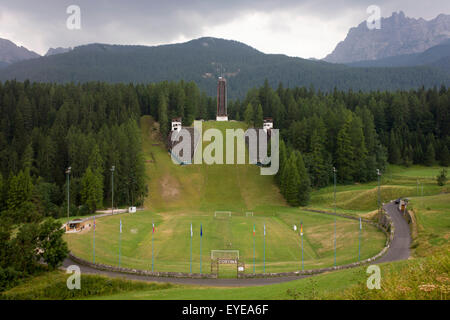 Montrant le paysage de saut à ski aux Jeux Olympiques de 1956 dans la ville de Cortina d'Ampezzo, Veneto, Italie. Banque D'Images