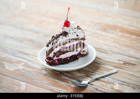 Morceau de gâteau au chocolat sur la table en bois Banque D'Images