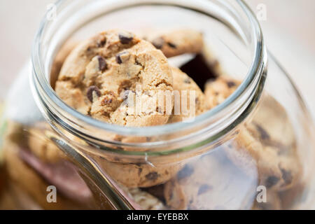 Close up de biscuits au chocolat dans un bocal en verre Banque D'Images