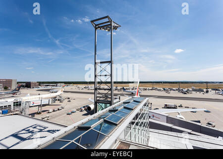 Vue de la piste de la part des visiteurs exposée à l'Aéroport International de Francfort (FRA) Banque D'Images