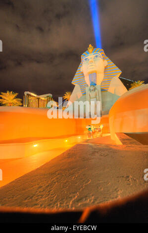 Las Vegas, Nevada Usa - 10 septembre 2013 : Réplique de Grand Sphinx en face de Luxor Hotel and Casino, le plus reconnaissable ho Banque D'Images