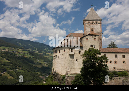 Schloss (château) Trostburg au-dessus du village d'Widbruck du Tyrol du sud, Italie. Banque D'Images