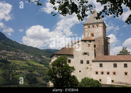 Schloss (château) Trostburg au-dessus du village d'Widbruck du Tyrol du sud, Italie. Banque D'Images