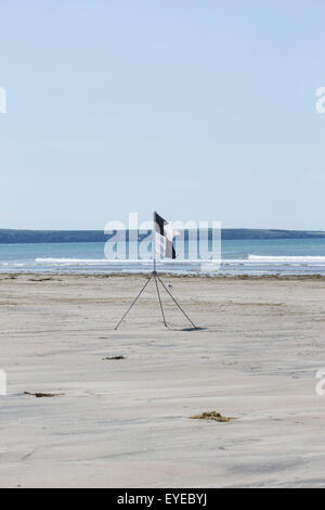 Le noir et blanc UK beach drapeau d'avertissement pour la sécurité en mer Banque D'Images